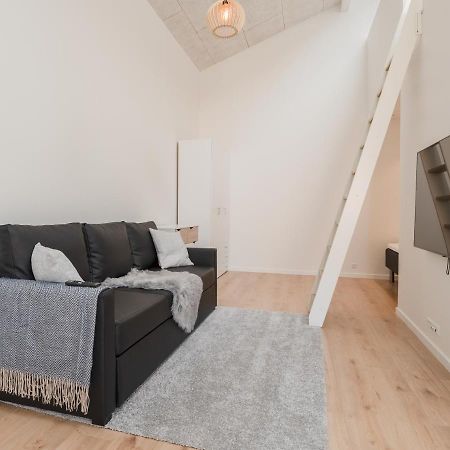 Studio Apartments Close To Airport Mithvagur Bagian luar foto